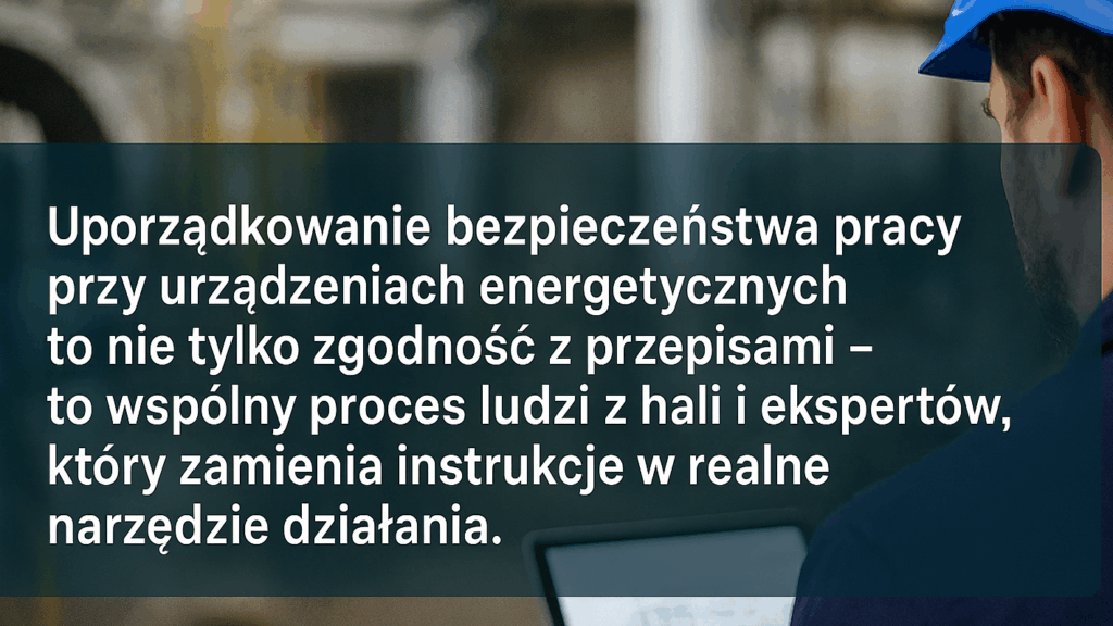 Na ilustracji widać specjalistę ds. BHP i utrzymania ruchu w zakładzie przemysłowym. Trzyma tablet z widocznym schematem urządzenia energetycznego. Obok umieszczono tytuł artykułu o wdrożeniu IOBP w dużym zakładzie produkcyjnym. Obraz symbolizuje praktyczne podejście do bezpieczeństwa pracy i porządkowania dokumentacji technicznej.